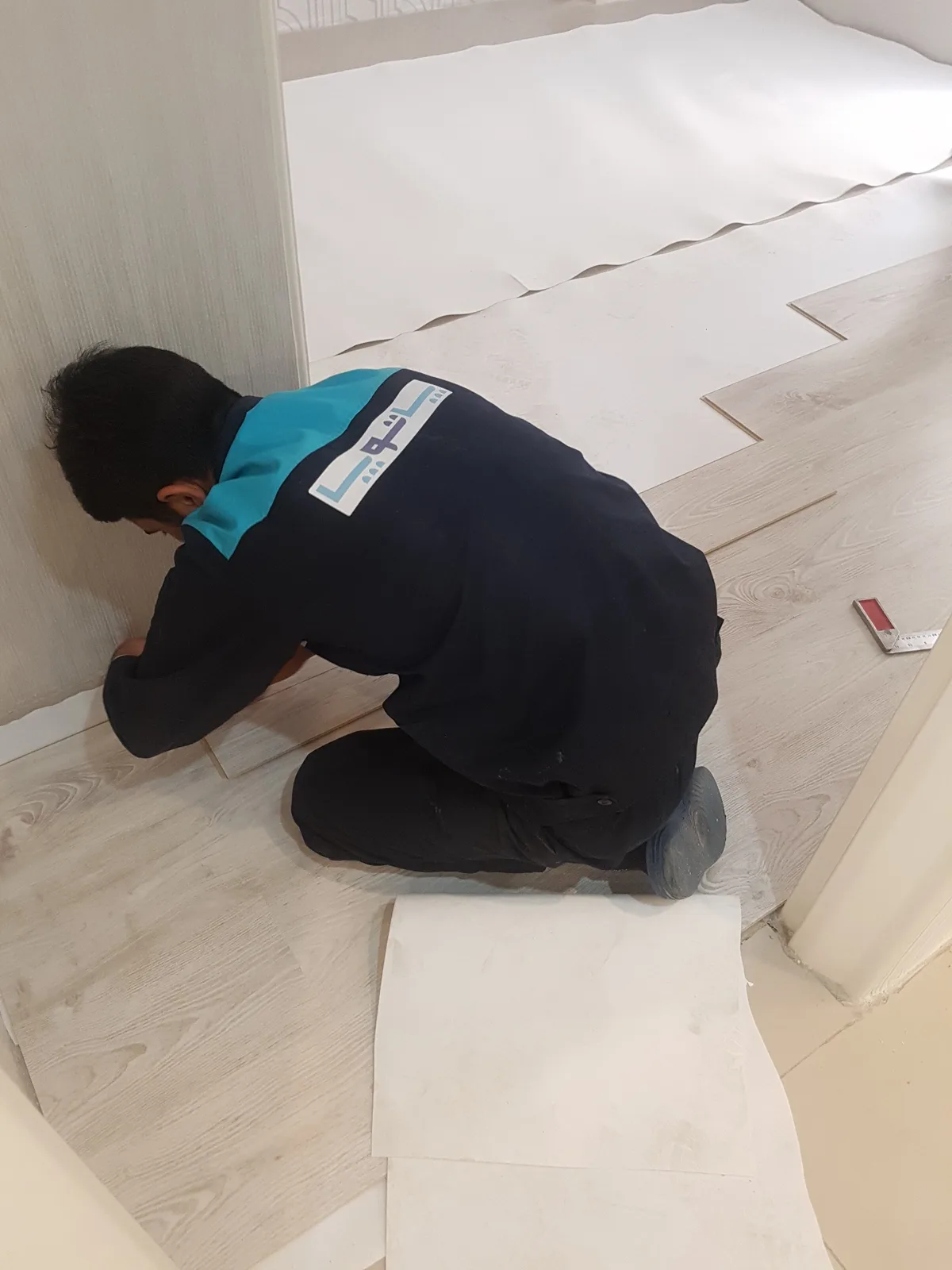 اندازه گیری و برش لمینت کنار چهارچوب