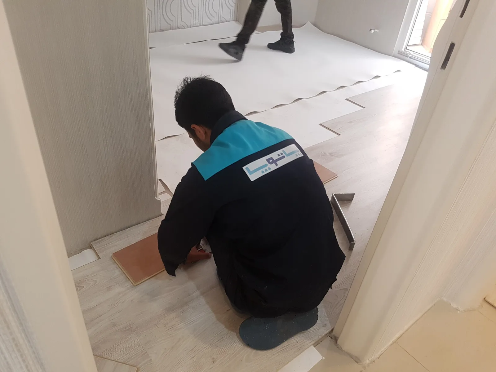 نصب پارکت لمینت کنار چهارچوب